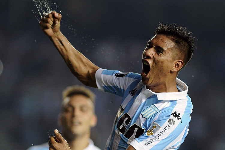 Matías Zaracho em ação com a camisa do Racing, da Argentina