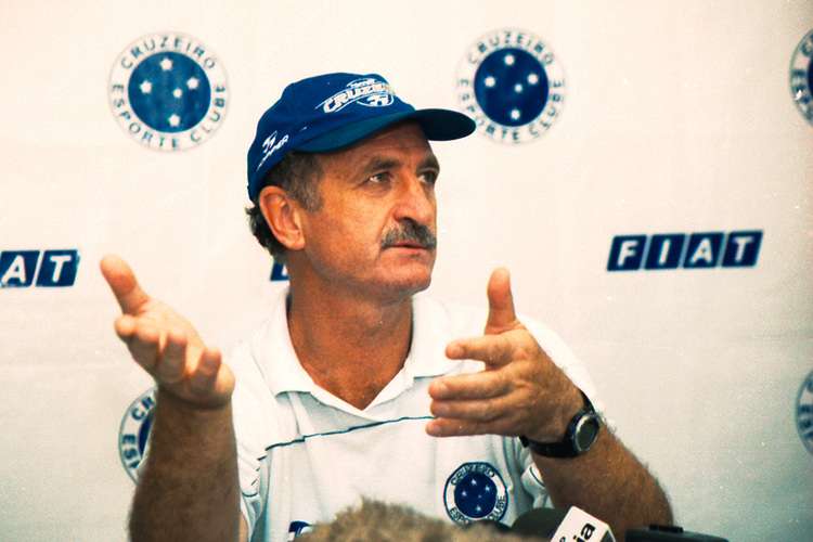 Felipão treinou o Cruzeiro entre 2000 e 2001; posteriormente, o comandante assumiu a Seleção Brasileira