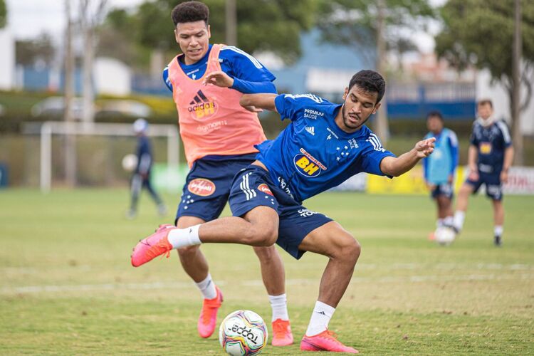 Marquinhos Gabriel voltou aos treinos após torção no tornozelo e pode ser reforço de Felipão