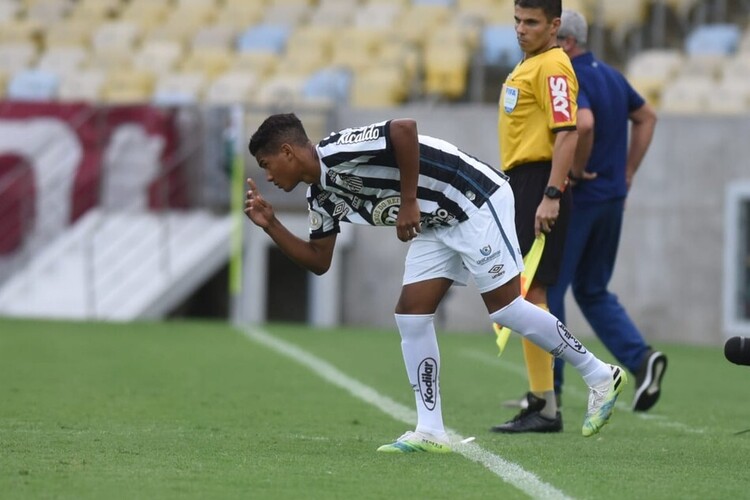 Ângelo atuou pela primeira vez com o Santos tendo apenas 15 anos, 10 meses e 4 dias