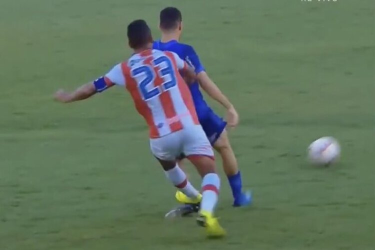 Aos 37 minutos do primeiro tempo da partida entre Náutico x Cruzeiro, Jorge Henrique fez falta dura em Matheus Pereira