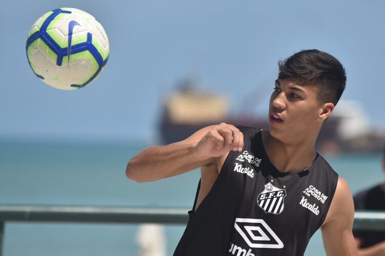 Kaio Jorge, de 18 anos, pode deixar o Santos de graça
