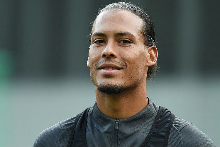 Com Virgil van Dijk, Liverpool tem três baixas na zaga
