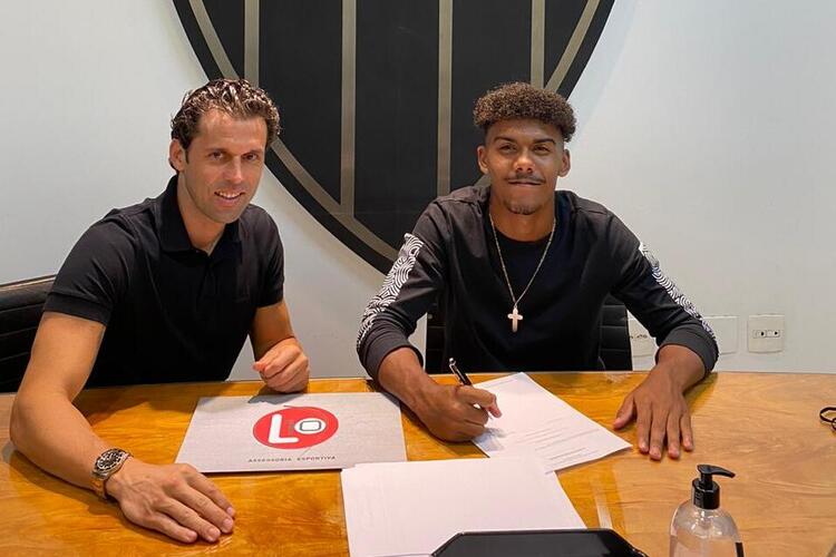 Hamilton assinou contrato com multa de 50 milh&otilde;es de euros/Divulga&ccedil;&atilde;o