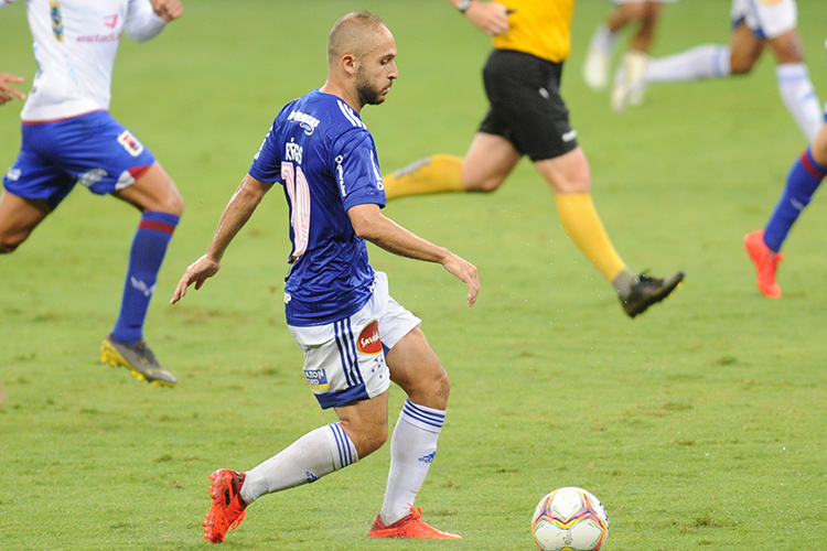R&eacute;gis deu assist&ecirc;ncia para Moreno na vit&oacute;ria do Cruzeiro sobre o Paran&aacute;/Alexandre Guzanshe/EM/D.A. Press