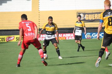 Tombense, de vermelho, surpreendeu o Crici&uacute;ma no Heriberto H&uuml;lse/Celso da Luz