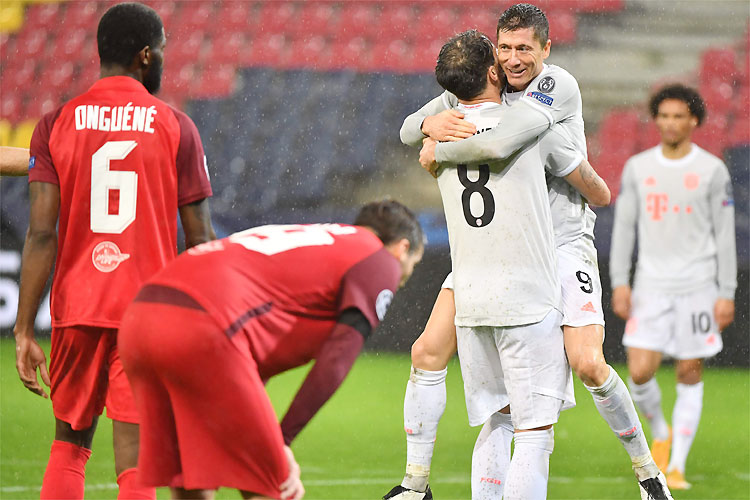Lewandowiski desencantou e marcou duas vezes na goleada do atual campeão 