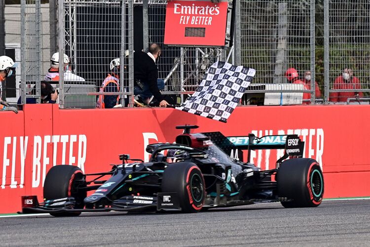 Carros da Mercedes manterão a cor preta em 2021