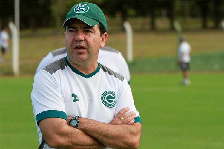 Treinador soma três empates e cinco derrotas à frente do Goiás