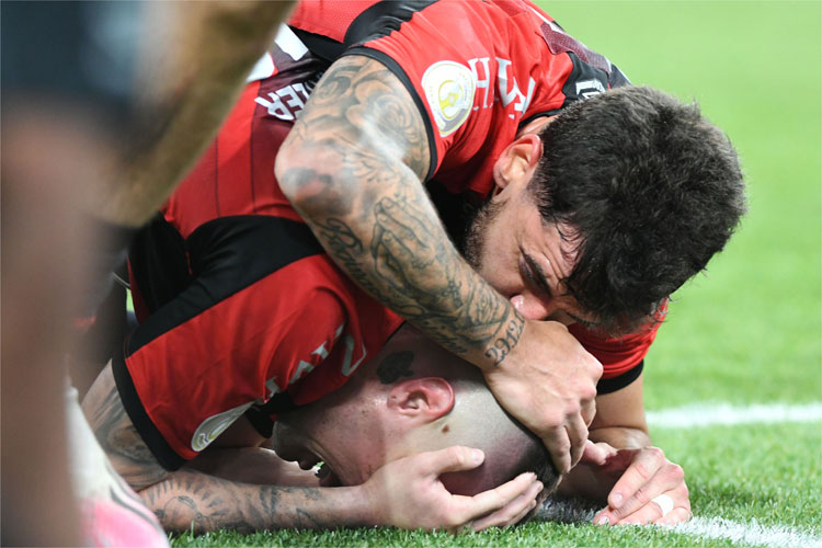 Alívio dos jogadores do Furacão após fim de longa série negativa