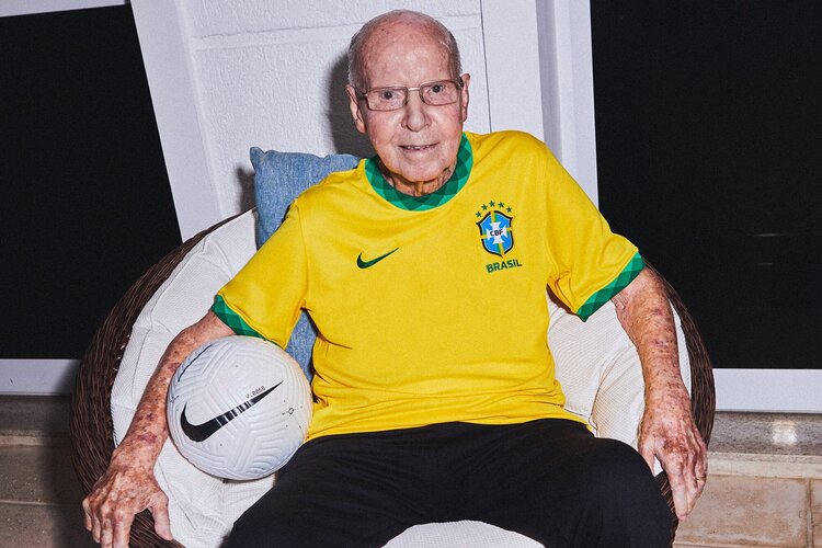 Zagallo foi escolhido para ser o garoto-propaganda do novo uniforme