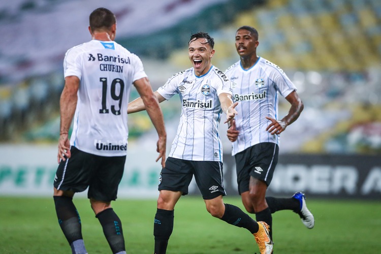Pepê em comemoração do gol da vitória do Grêmio