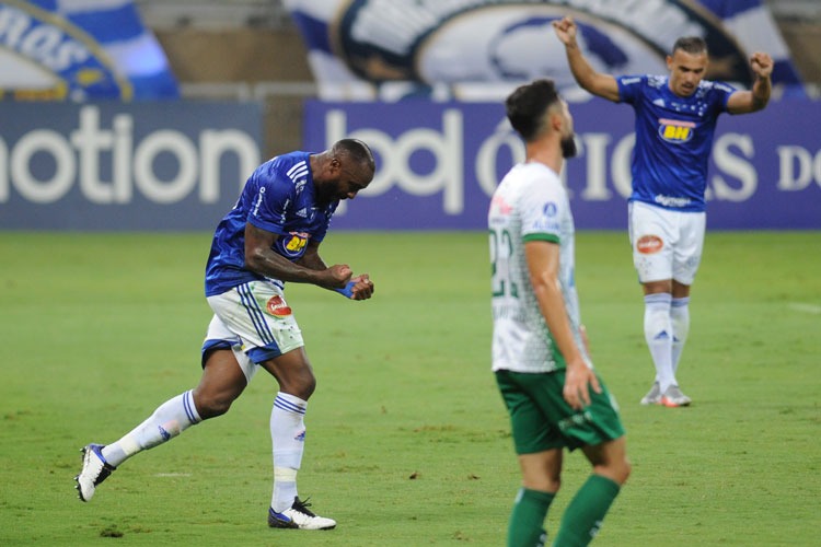 Manoel fez o primeiro gol do Cruzeiro no Mineirão