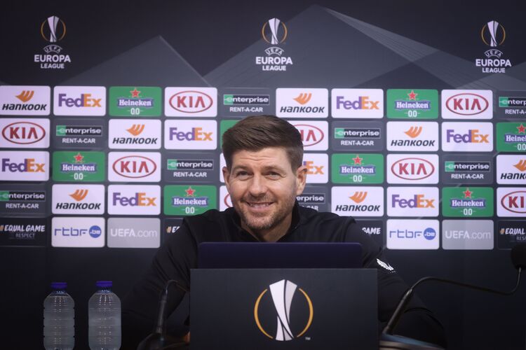 Steven Gerrard treina o Rangers desde 2018