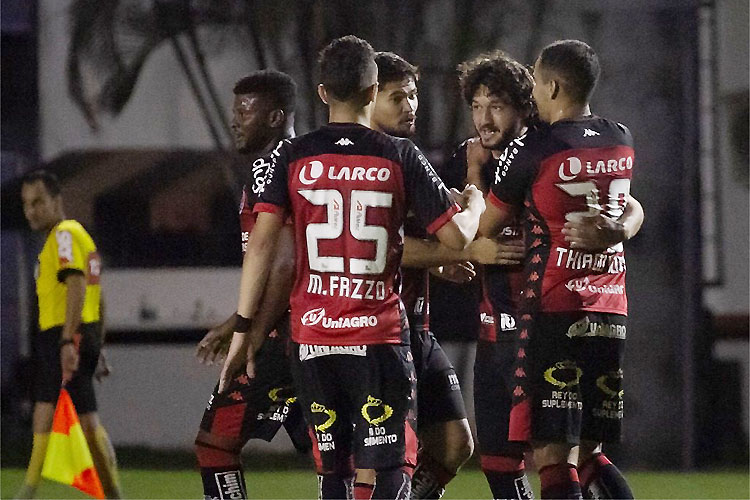 Depois de nove rodadas, Vitória voltou a vencer na Série B com goleada em casa