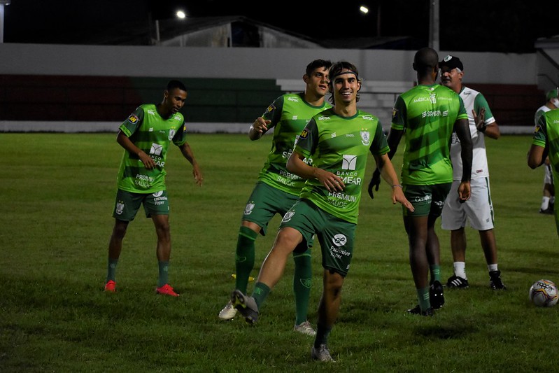 Na noite desta sexta, jogadores do América treinaram no Estádio Dito Souza, em Várzea Grande-MT