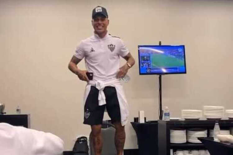 Recém-contratado, Vargas foi alvo de brincadeiras por parte do elenco alvinegro