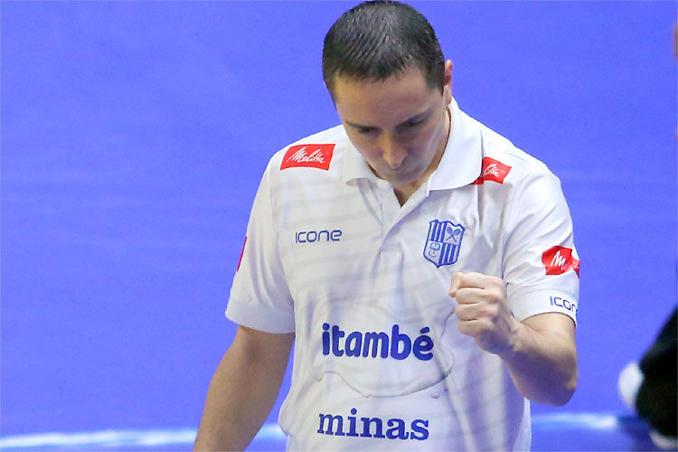 Nicola Negro, comandante do Minas, vê equilíbrio neste começo de Superliga