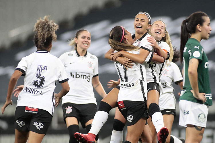 Corinthians aplicou 3 a 0 no Palmeiras e se garantiu na final do Brasileiro Feminino