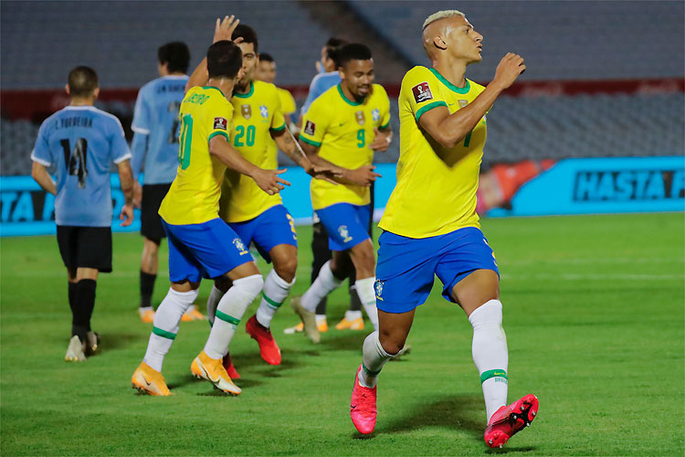 Richarlison mostrou faro de artilheiro e fez o gol que garantiu mais três pontos ao Brasil