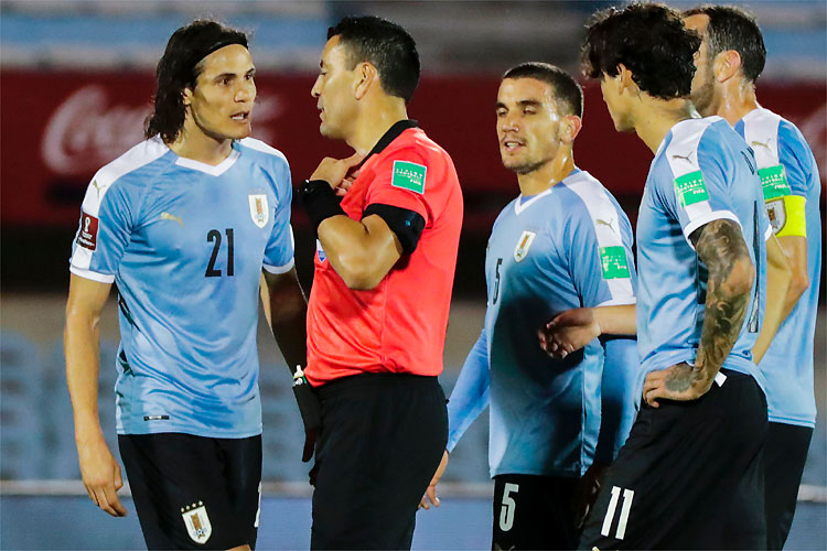 Cavani teve atuação discreta, fez falta dura em Richarlison e foi expulso no segundo tempo