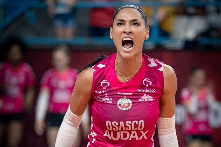 Atleta utilizou as redes sociais para se manifestar contra a má qualidade das quadras brasileiras