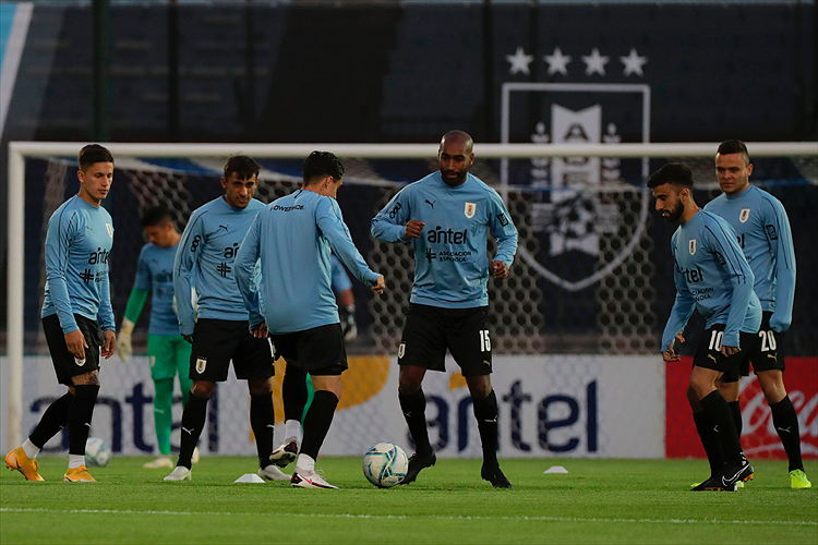 Jogadores do Uruguai em aquecimento antes de duelo contra o Brasil