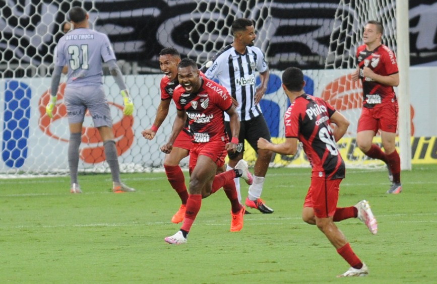 Nikão comemorou muito o belo gol marcado no Mineirão