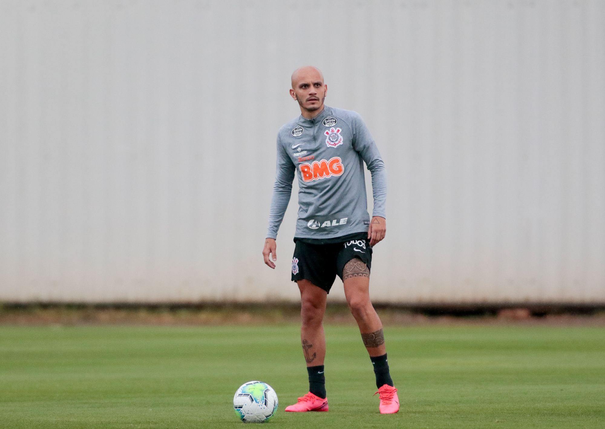 Fábio Santos deverá ser titular neste domingo (22), contra o Grêmio