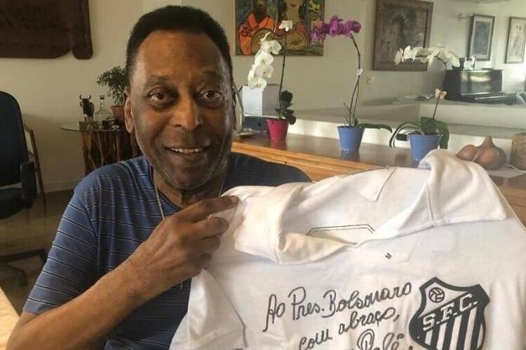 Pelé entregou camisa autografada a Jair Bolsonaro