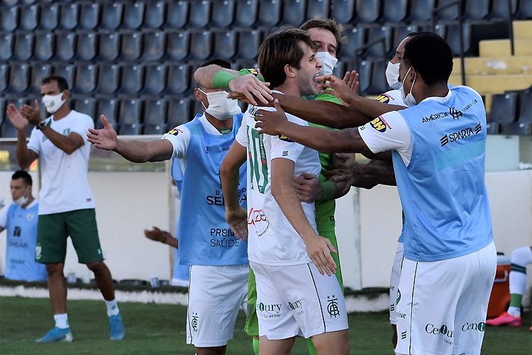 Léo Passos comemora o gol do América diante do Fantasma, após presente de Pedro Ken