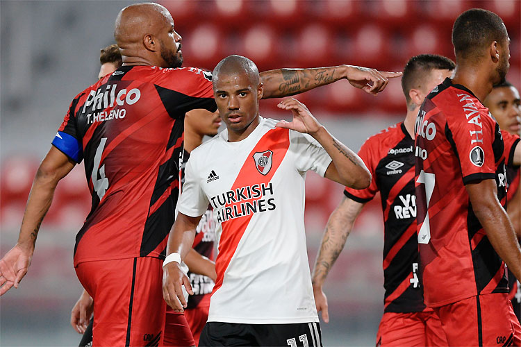 De La Cruz pegou rebote em cobrança de pênalti e fez o gol do River Plate em Avellaneda