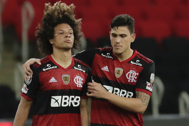 Willian Arão (consolado por Pedro) foi do céu ao inferno no Maracanã: gol empate no fim e pênalti perdido