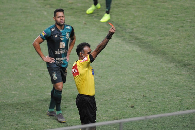 Árbitro Dewson Freitas protagonizou decisões polêmicas no clássico entre América e Cruzeiro