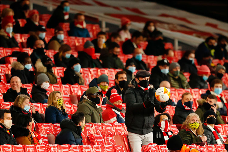 Emirates Stadium teve entrada liberada para dois mil torcedores do Arsenal