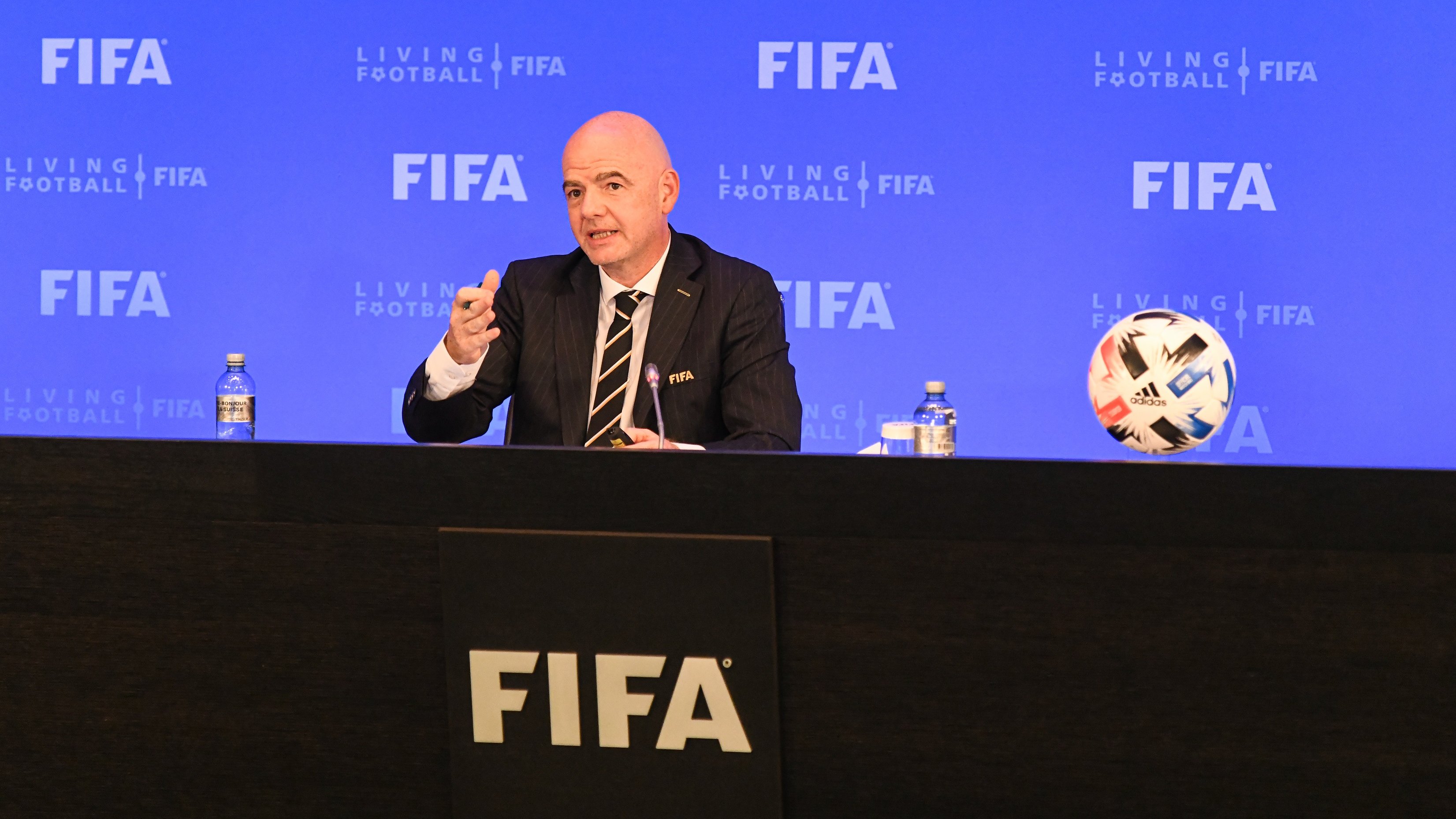 Presidente Gianni Infantino, contudo, garante que novo plano segue de pé, embora sem data para acontecer