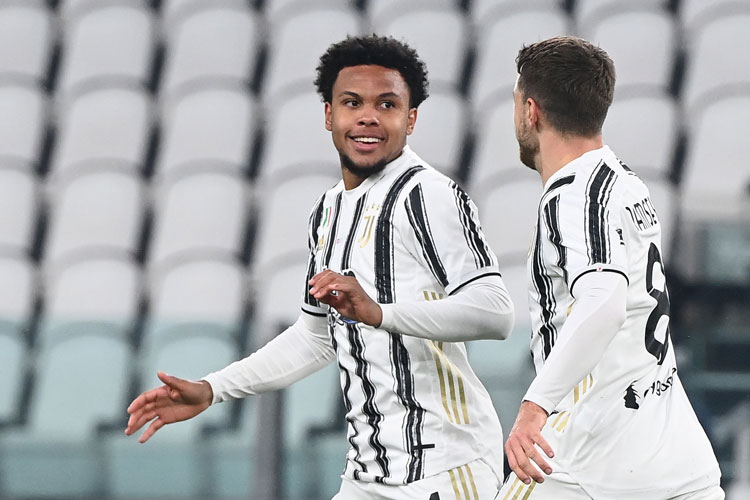 Com os 2 a 1, a atual eneacampeã italiana chegou aos 20 pontos, a três do Milan