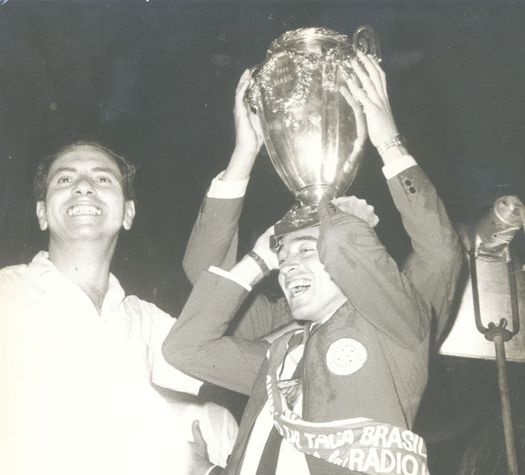 Natal com a Taça Brasil sobre a cabeça na chegada a BH, depois da vitória por 3 a 2 sobre o Santos no Pacaembu, em São Paulo