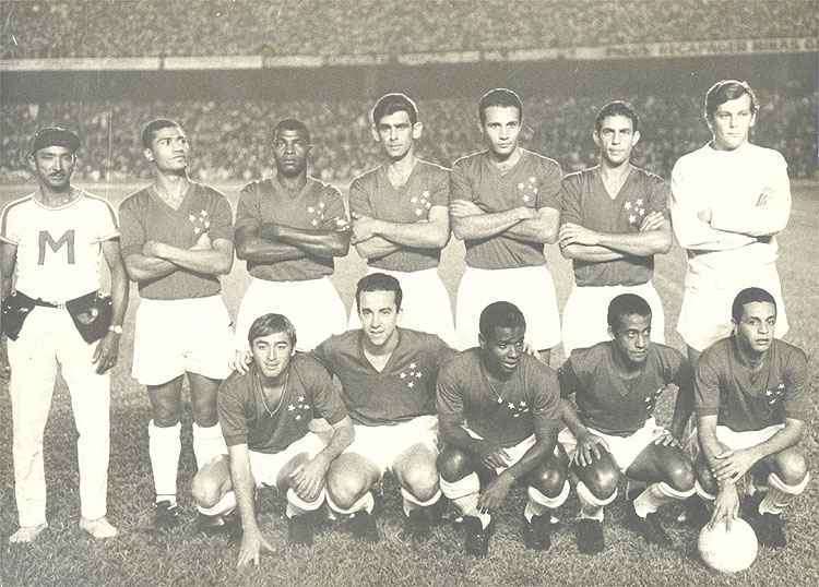 Cruzeiro campeão da Taça Brasil de 1988: Neco, Pedro Paulo, William, Procópio, Piazza e Raul. Abaixo: Natal, Tostão, Evaldo, Dirceu Lopes e Hilton Oliveira