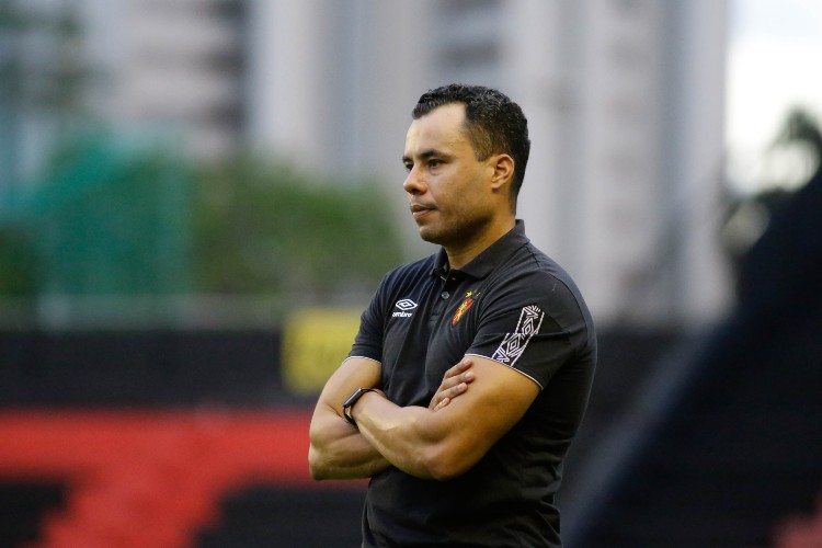 Jair Ventura tem o desafio de buscar soluções para o ataque do Sport