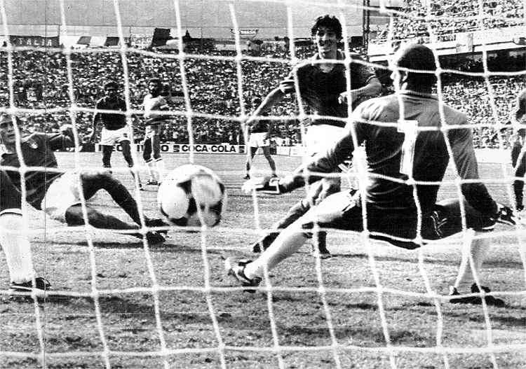Com três gols, Paolo Rossi foi grande vilão do Brasil em 1982, em jogo chamado de Tragédia do Sarriá