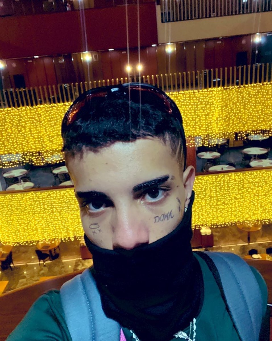 Tatuagem do lado esquerdo deve ser usada na camisa