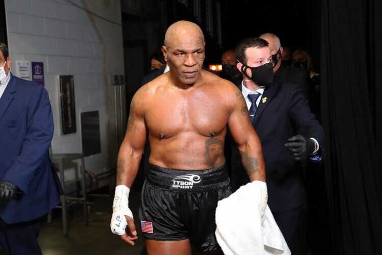 Tyson enfrentou Roy Jones Jr em uma luta de exibição