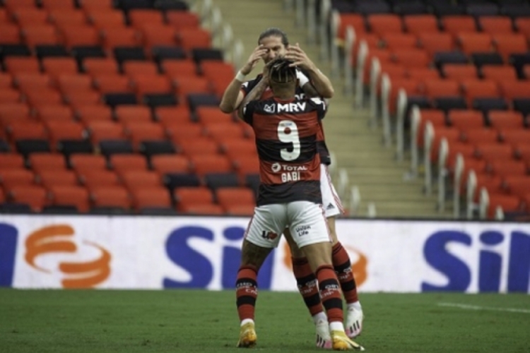 Gabriel Barbosa marcou dois gols na vitória por 4 a 1 sobre o Santos, pelo Brasileirão