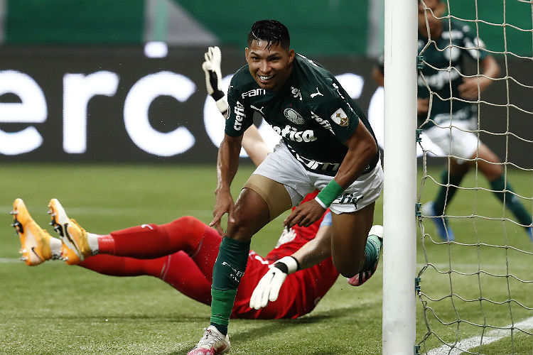 Rony marcou o segundo gol da vitória por 3 a 0 do Palmeiras