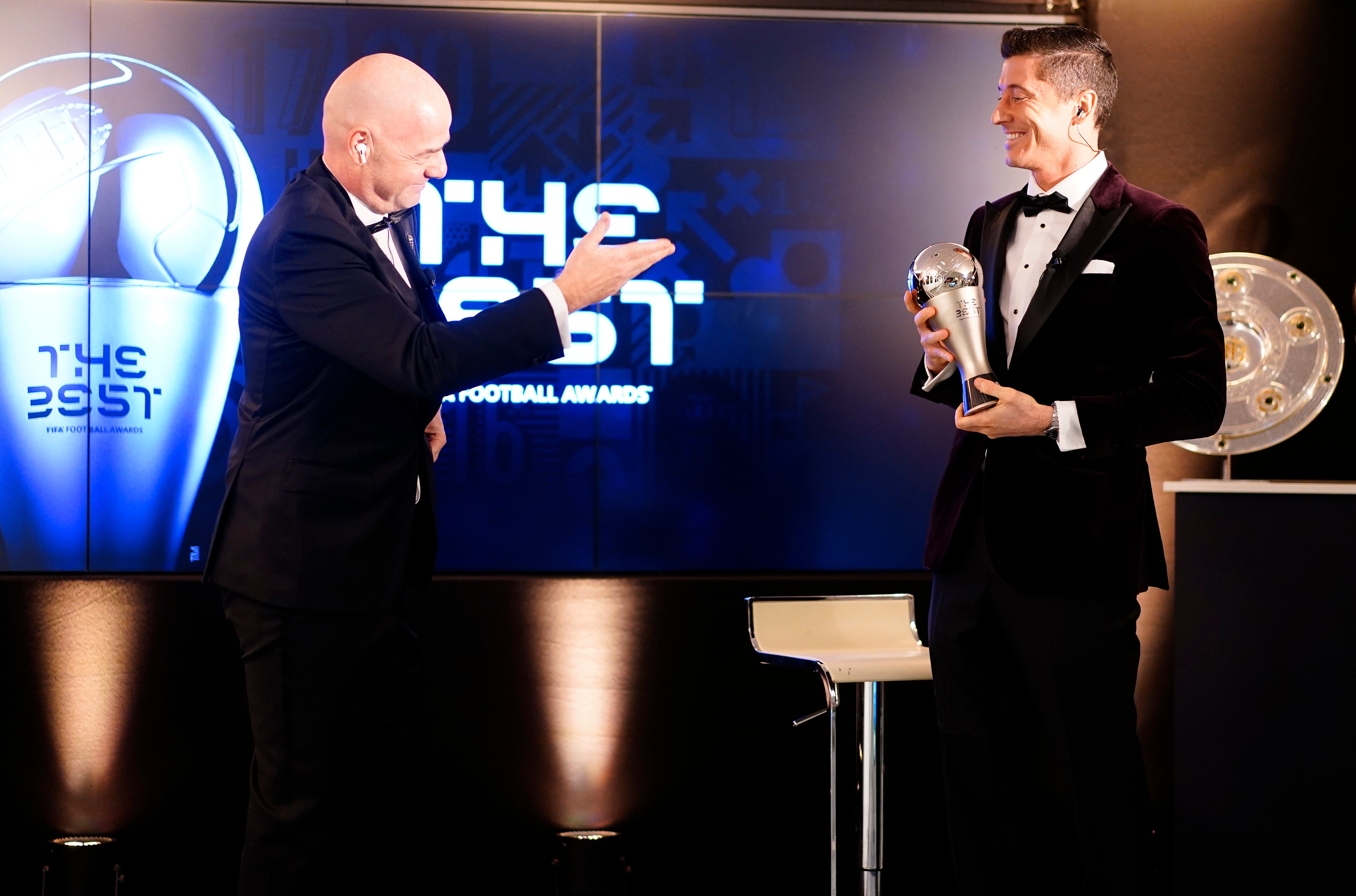 Lewandowski recebeu o prêmio das mãos de Gianni Infantino, presidente da Fifa