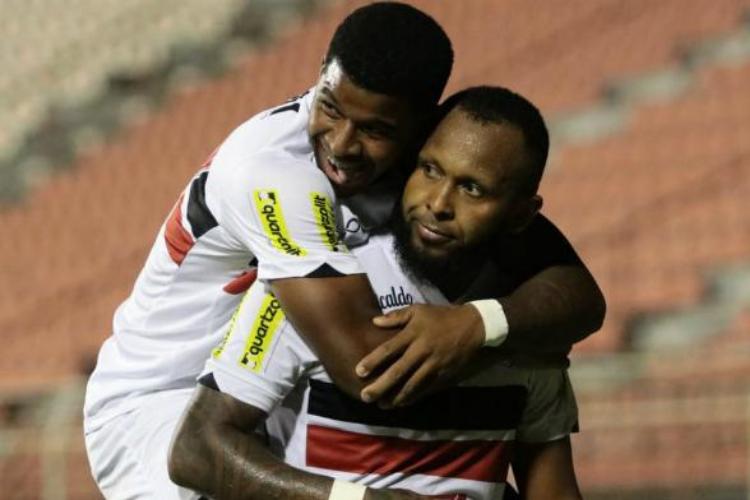 Além dos vídeos, camisas com nomes dos familiares também estavam nos vestiários