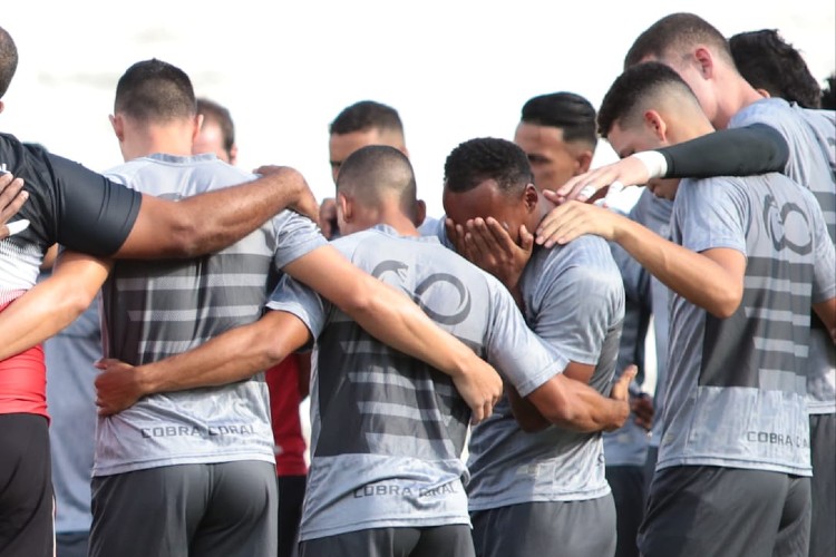 Volante Tinga se emocionou após oração dos jogadores do Santa Cruz
