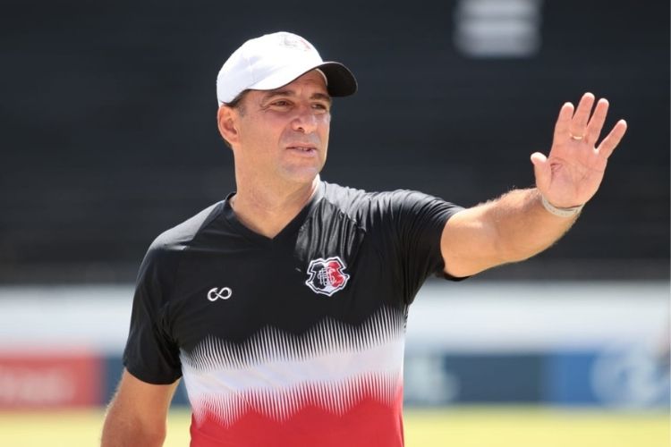 Martelotte revelou o desejo de permanecer no Santa Cruz