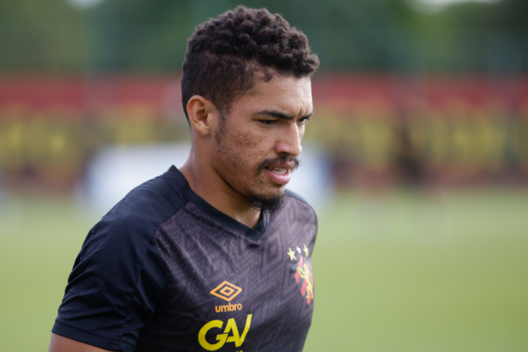Prata da casa, Adryelson é titular absoluto do Sport